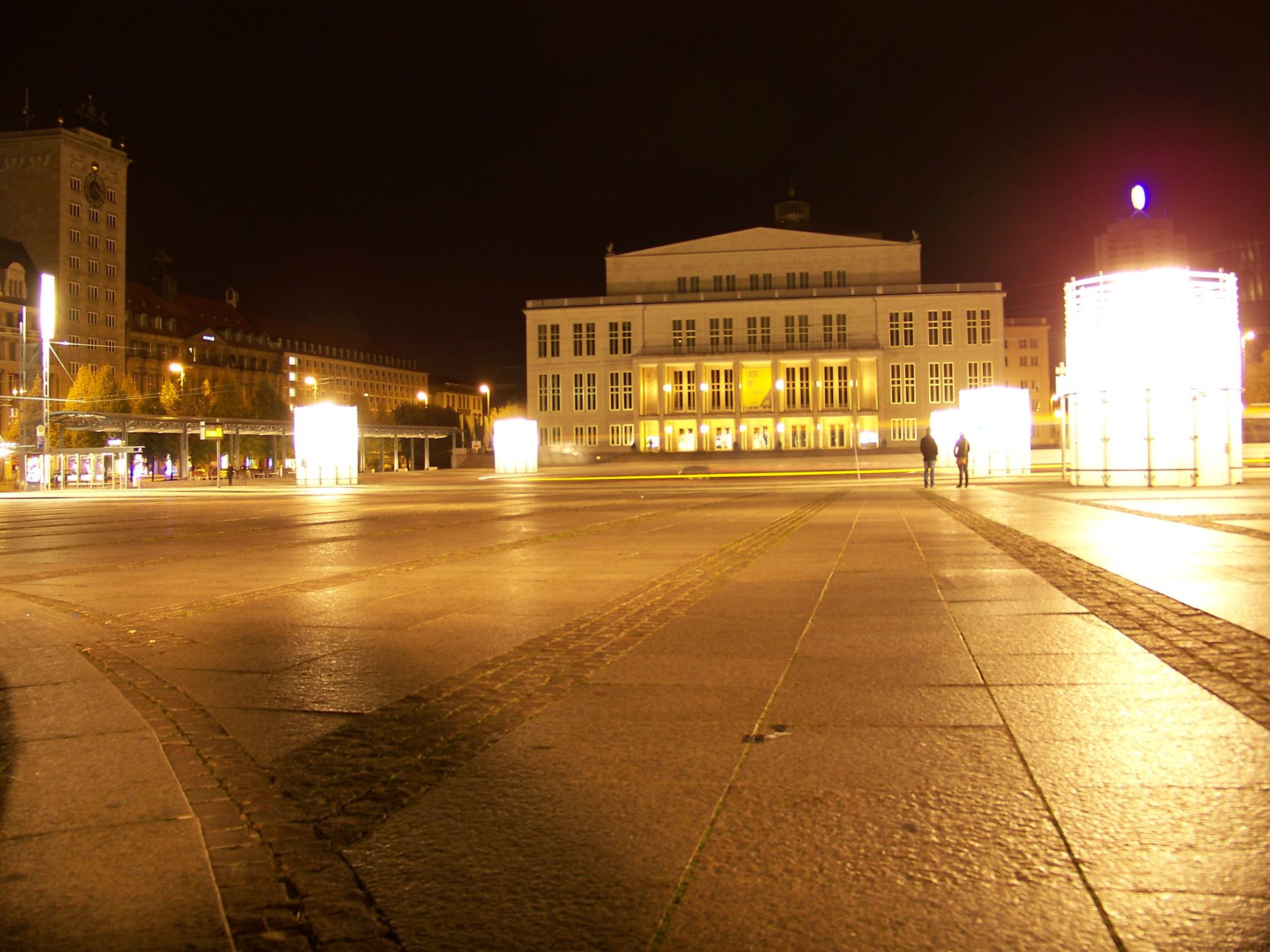 Menschenleerer Augustusplatz in Leipzig bei Nacht