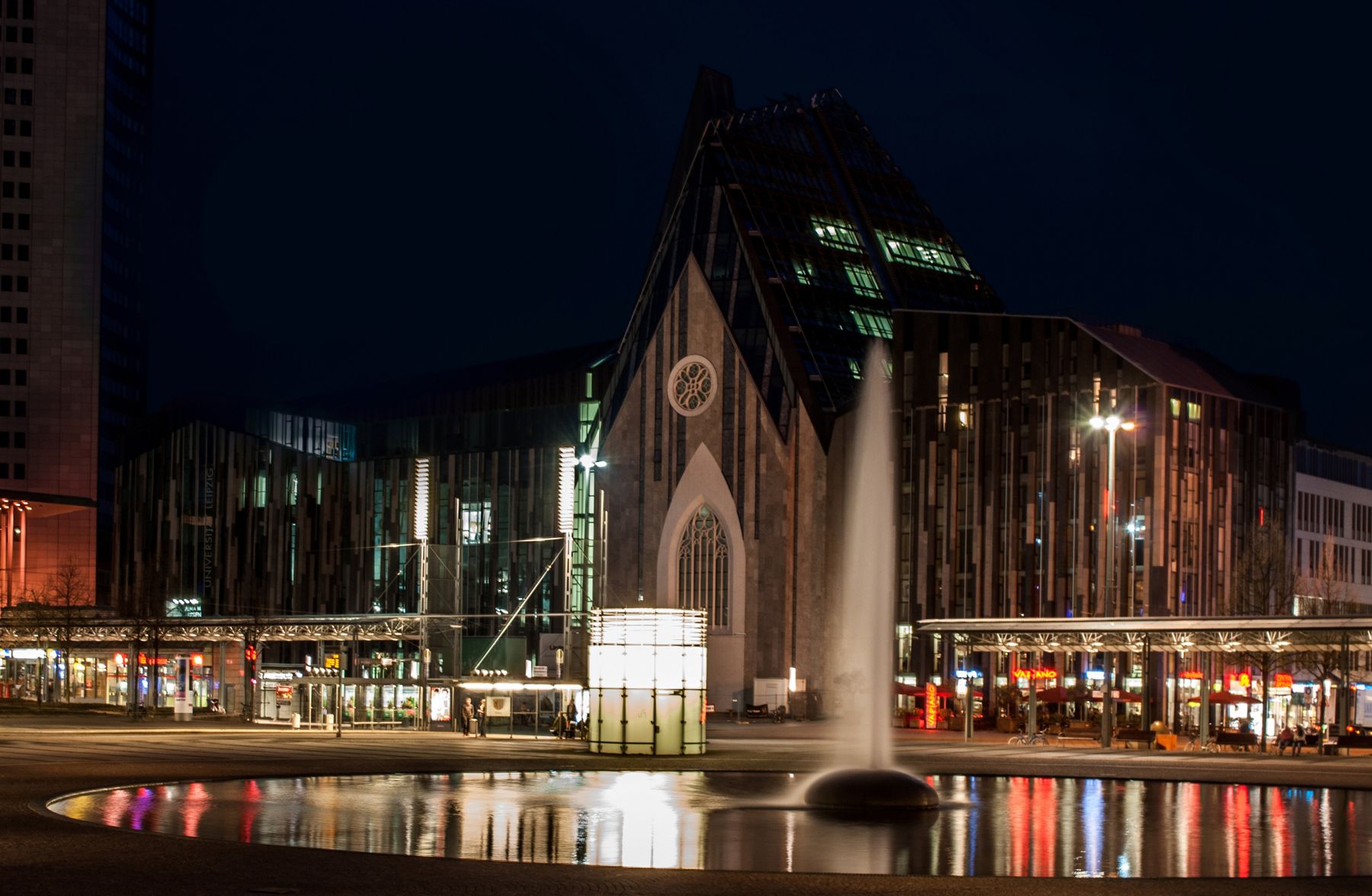 Augustusplatz Leipzig bei Nacht mit Paulinum und Springbrunnen