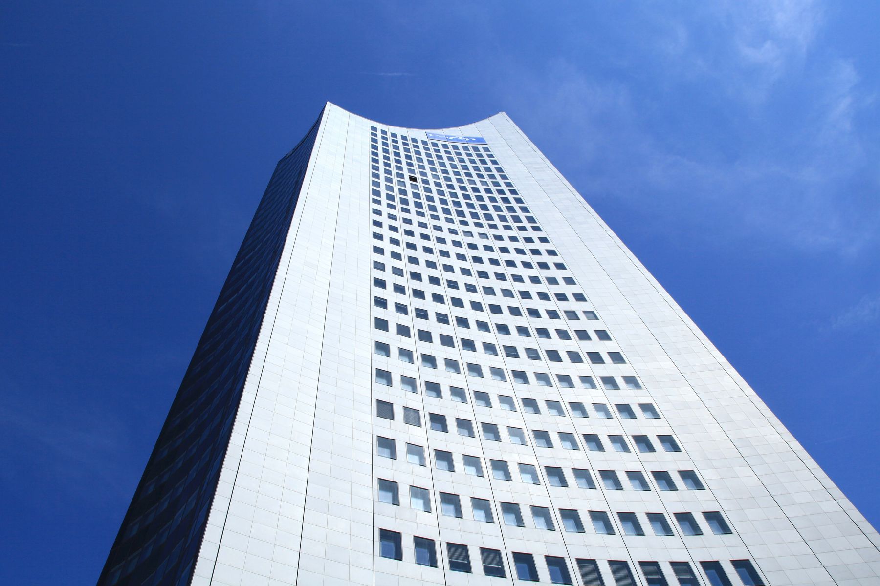 Das City-Hochhaus in Leipzig, von unten fotografiert