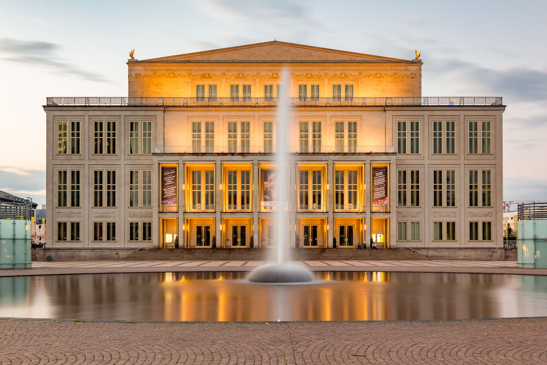 Oper Leipzig am Abend mit Springbrunnen auf dem Augustusplatz