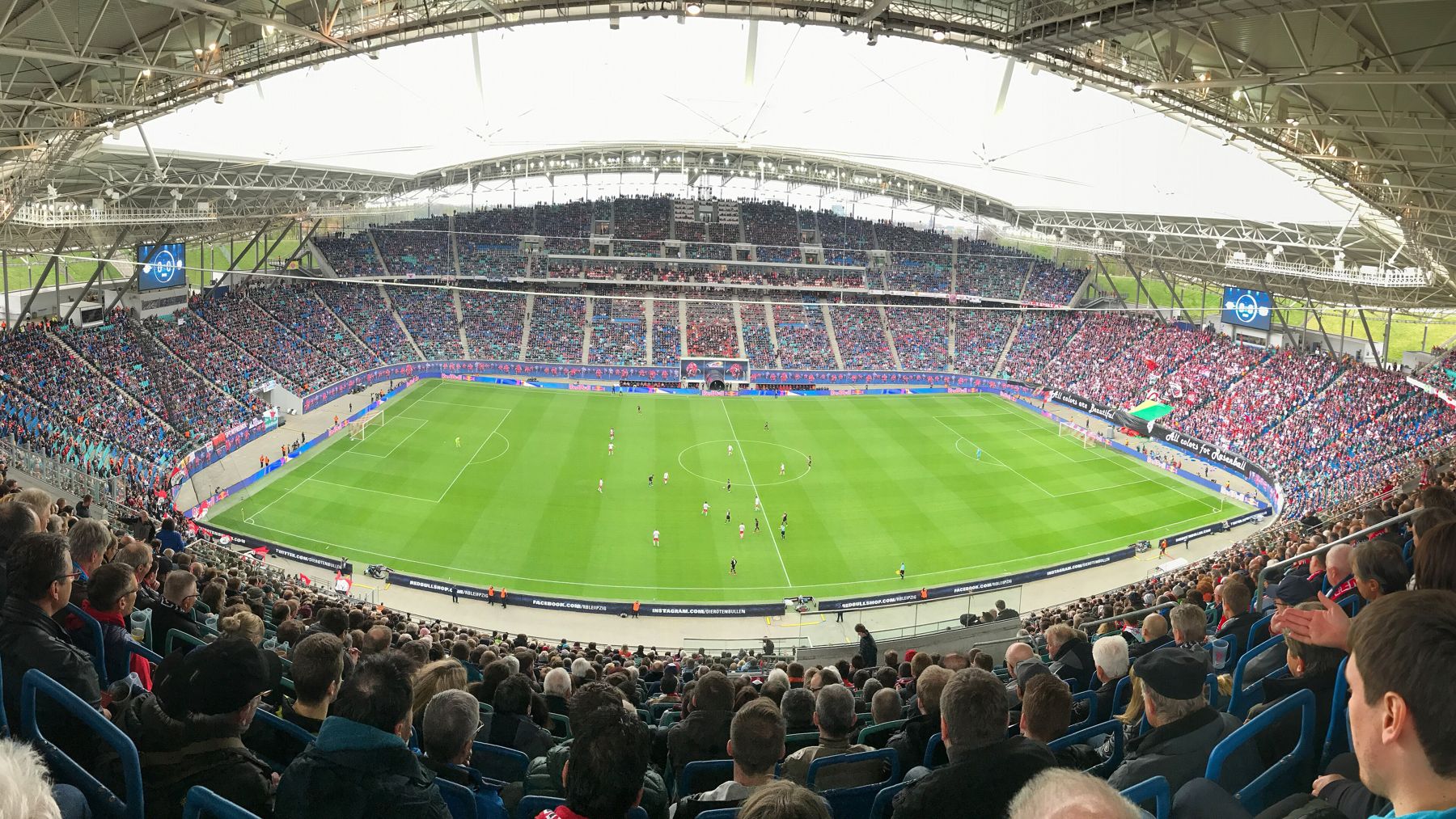 Voll besetzte Red Bull Arena in Leipzig während eines Spiels